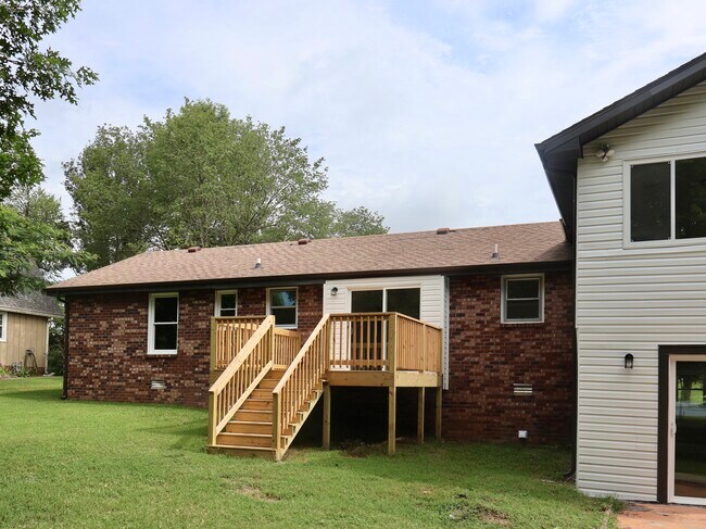 Building Photo - 129 Lake Point Dr