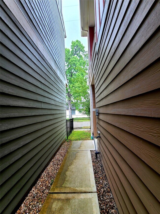 Building Photo - 855 Mathis St