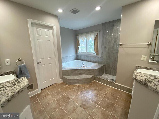 Building Photo - 6422 Lake Meadow Dr