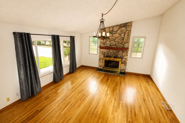 Building Photo - Spacious Corner Lot Home in Desirable Ventura Neighborhood!