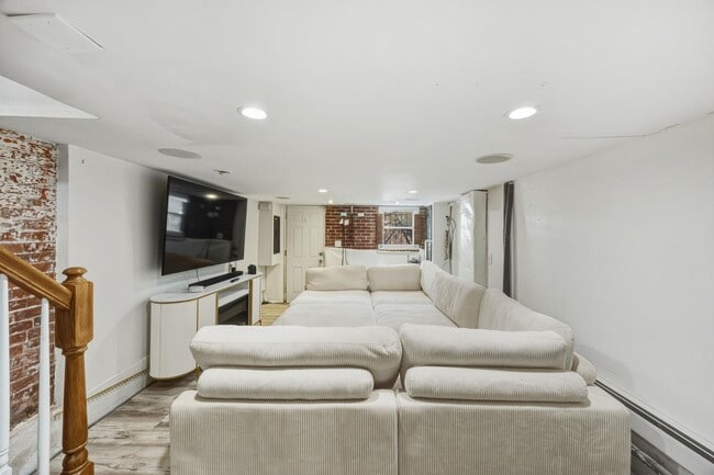 Building Photo - 135 Van Horne St