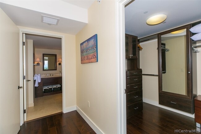 Building Photo - 1551 Ala Wai Blvd