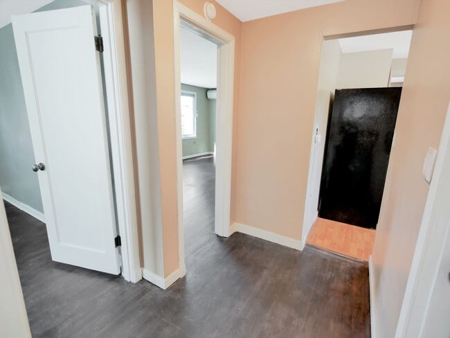 Building Photo - 2 Bed and 1 Bath Charming Single-Family Ho...
