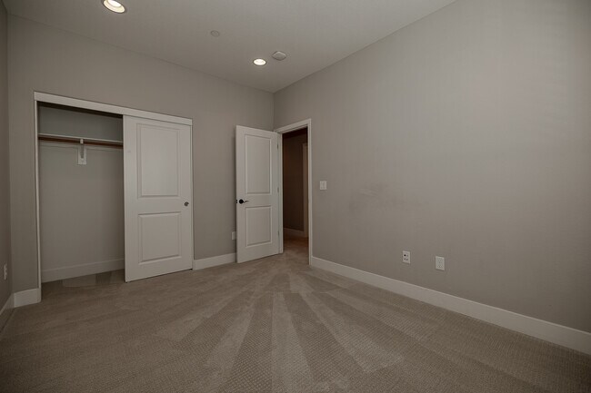 Building Photo - 196 E Main Ave