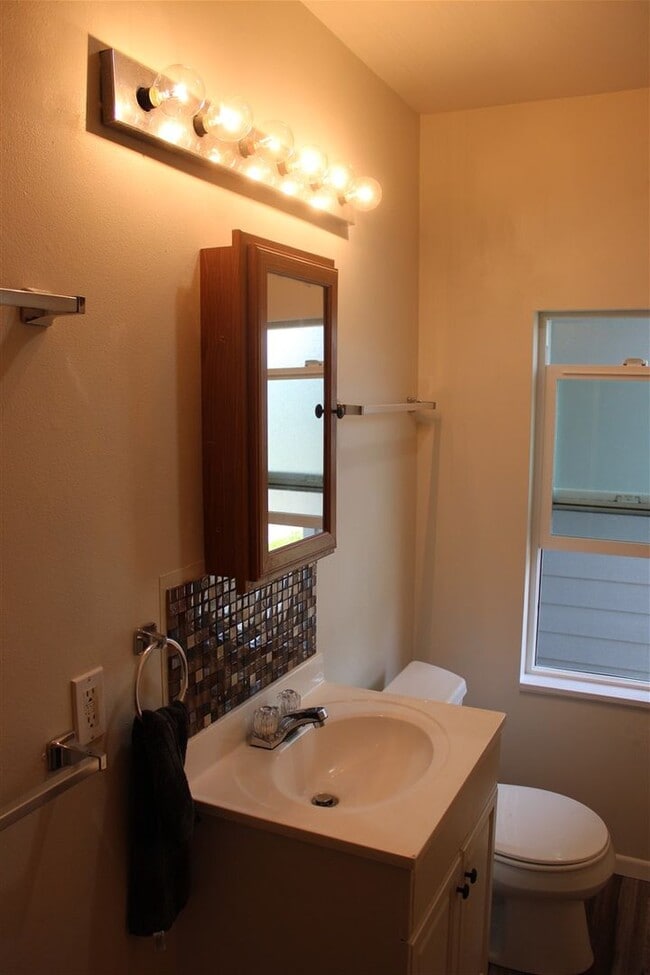 Building Photo - 3 Bedroom, 1.5 Bathroom House! Available now!