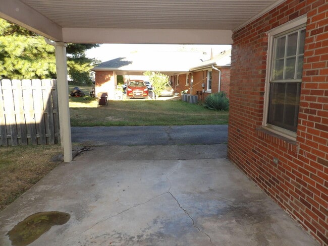 Building Photo - 837 Malabu Dr