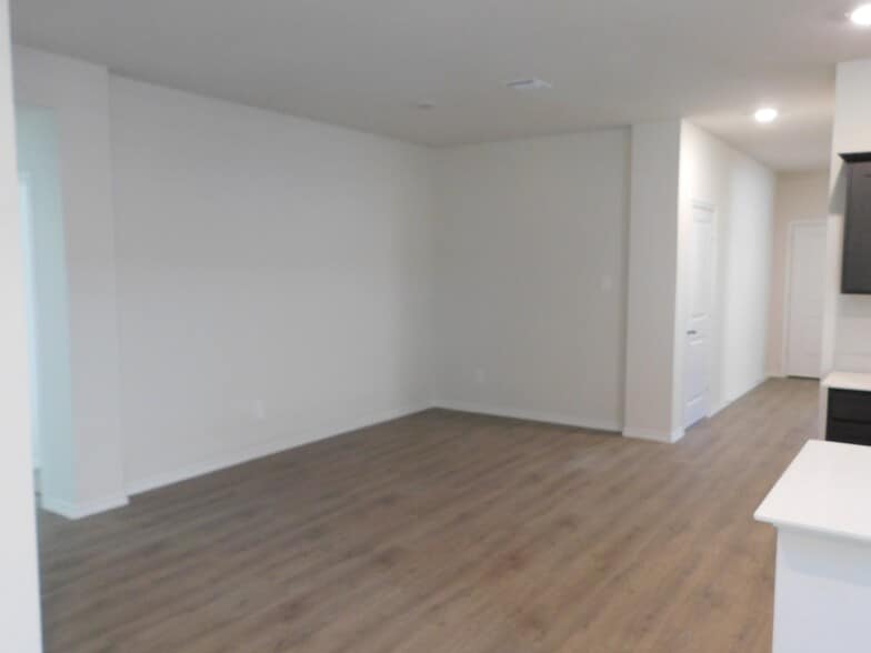 Building Photo - 841 Wild Rose Wy