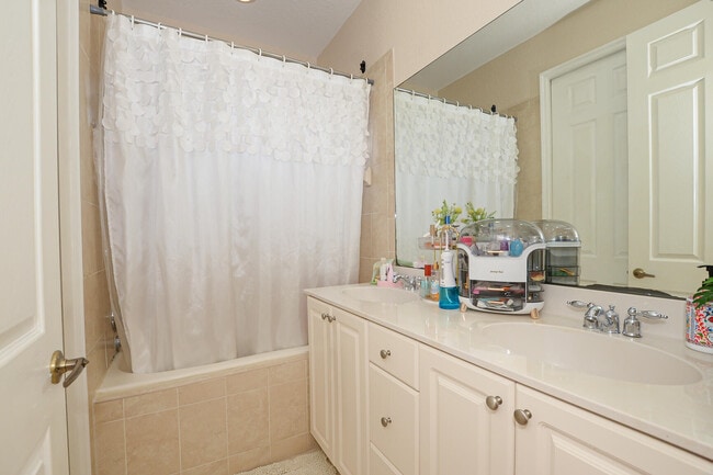 Building Photo - 9949 E Villa Cir