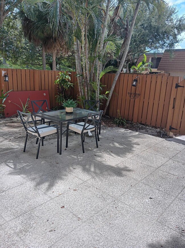Building Photo - 3052 30th Ct