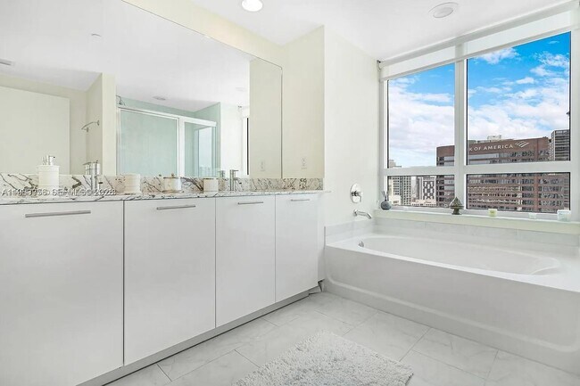 Building Photo - 950 Brickell Bay Dr