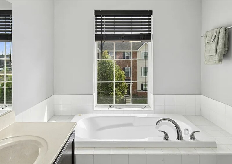 Building Photo - 14 N School Ln