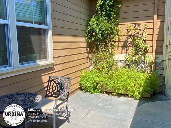 Building Photo - Newer Home, Beautiful Santa Rosa Property!