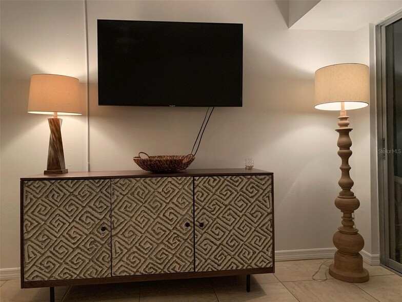 tv w/ cable and wifi - 9200 Midnight Pass Rd