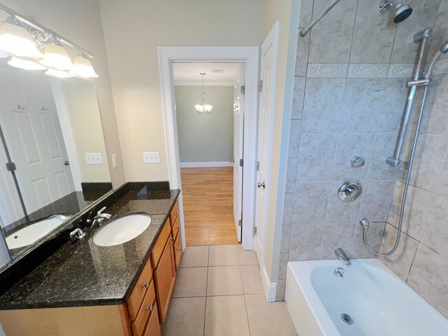 Building Photo - AVAILABLE NOW! Elegant 3-Bed Condo in Prim...