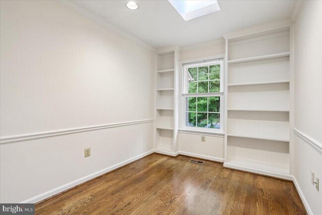 Building Photo - 5834 Waterdale Ct