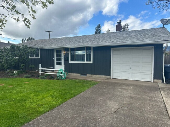 Primary Photo - 3 bed, 1 bath house in a great neighborhood!