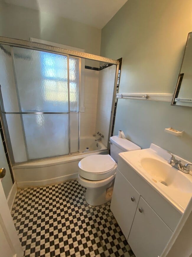 Building Photo - 2 BR convenient to Grimsley HS and Midtown