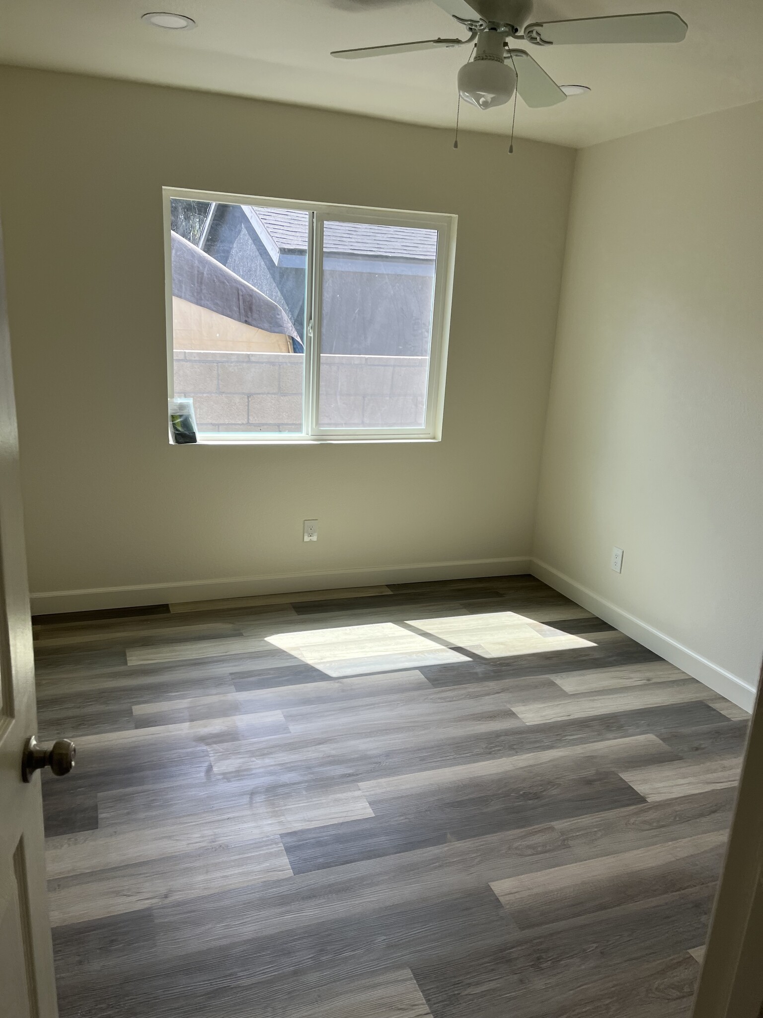 1st bedroom - 432 W Raymond St