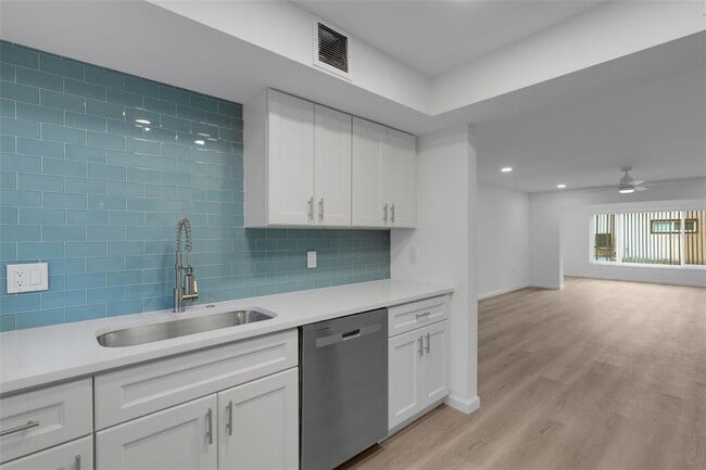 Building Photo - 2826 W Rainbow Cir