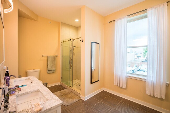 Building Photo - Graduate Hospital Three Bedroom Home