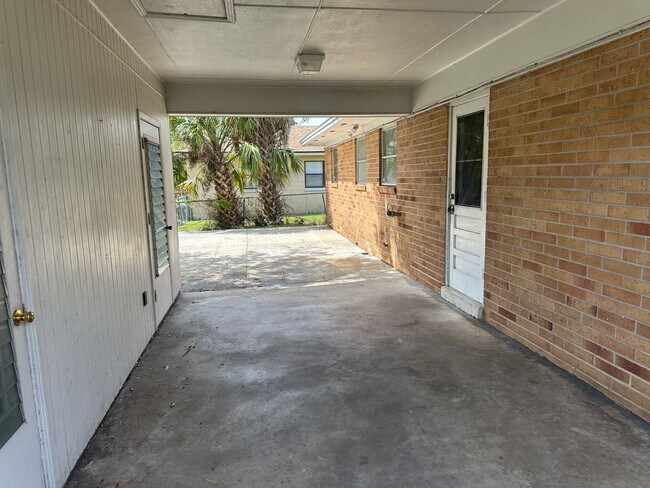 Building Photo - Convenient Leesburg Living – Walk to Leesburg High School!