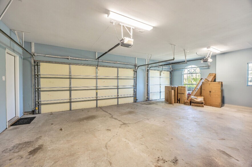 Building Photo - 10206 Teal Hollow Dr