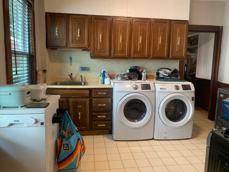 Building Photo - 212 Maplewood St
