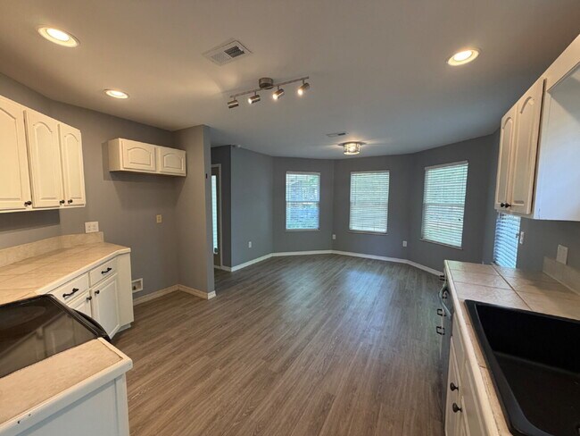 Building Photo - 1270 Skyview Dr