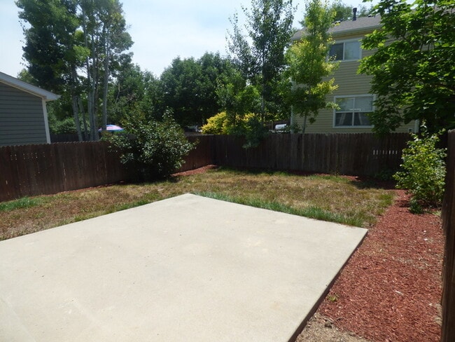 Building Photo - Beautiful 3 Bedroom 2 Bath Townhome with 2...