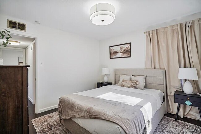 Building Photo - 2412 SW Mission Ave