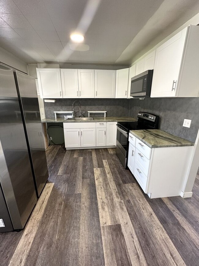 Building Photo - 1st Month Rent Free!  Charming & Modern 2-...