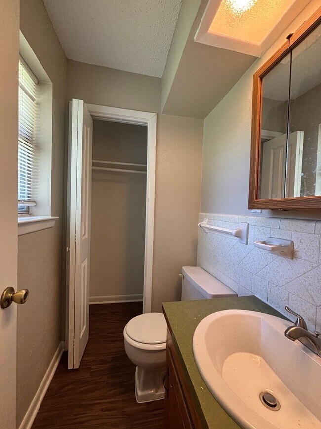 Building Photo - 3 Bedroom and 2 Bath