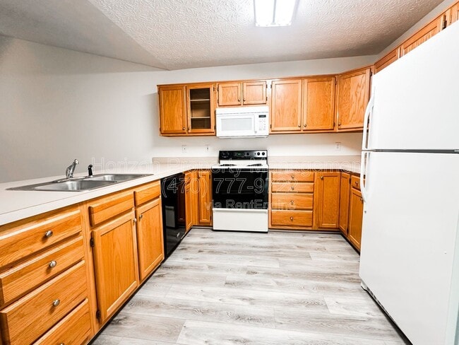 Building Photo - 3903 Hidden Hollow Dr