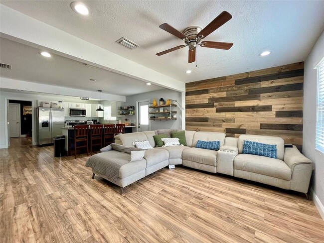 Building Photo - 8310 El Portal Dr