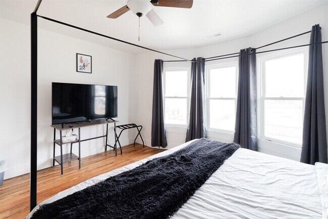 Building Photo - 10628 Lee Ave