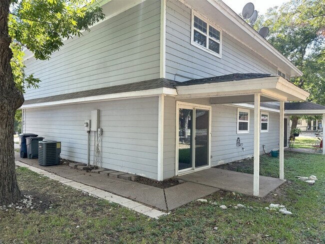Building Photo - 204 E Rucker St