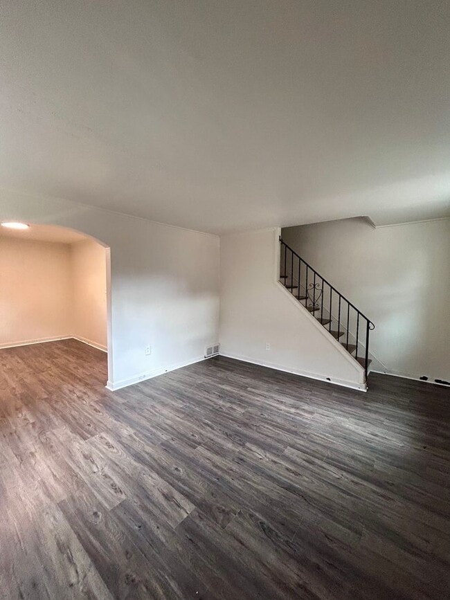 Building Photo - Newly Renovated 2 Bedroom Townhome