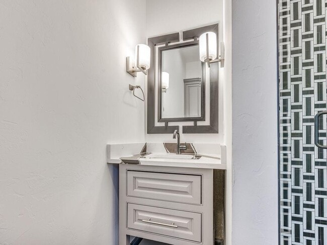 Building Photo - 109 NE 3rd St