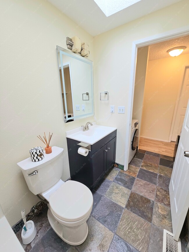 Building Photo - 7323 SE Rural St