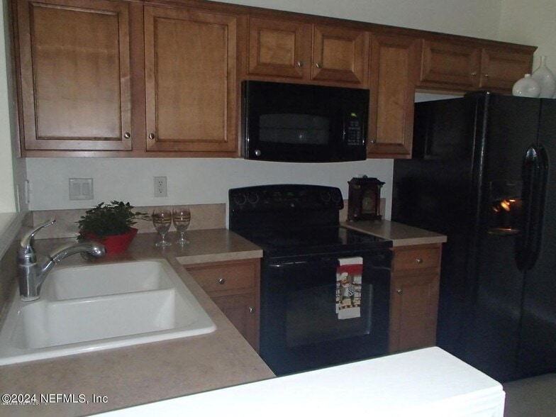 Building Photo - 8125 SUMMERGATE Court