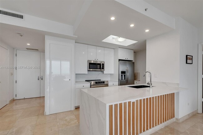 Building Photo - 848 Brickell Key Dr