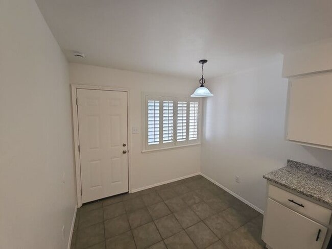 Building Photo - **Bright 2 Bed / 1 Bath Duplex with Off-St...