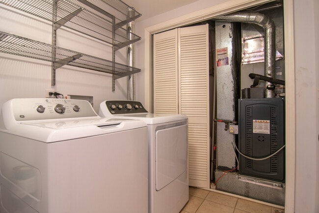 Building Photo - 2249 W Monroe St