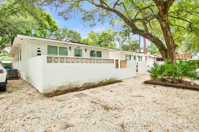 Primary Photo - 208 E 22nd Ave