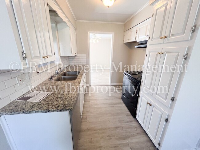 Building Photo - 1204 Williamsburg Dr