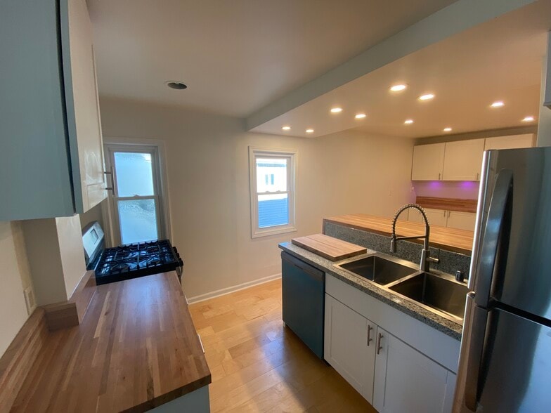 Building Photo - 2547 N Oakland Ave