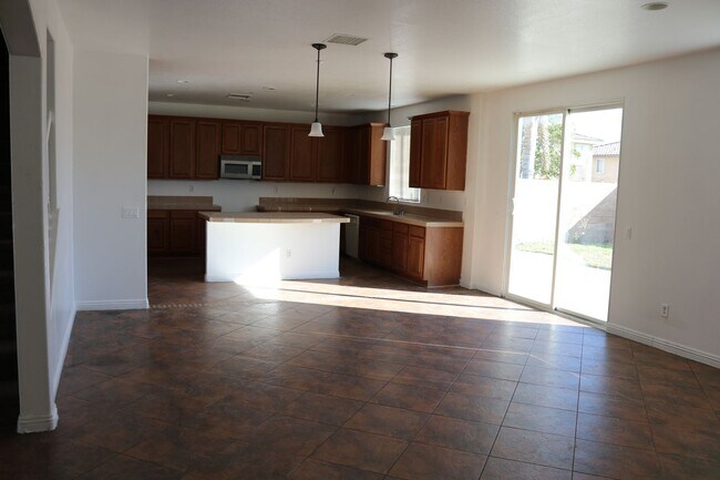 Building Photo - Spacious 4-Bedroom Home in North Fontana –...