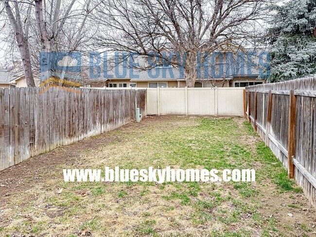 Building Photo - 1011 E Victory Rd