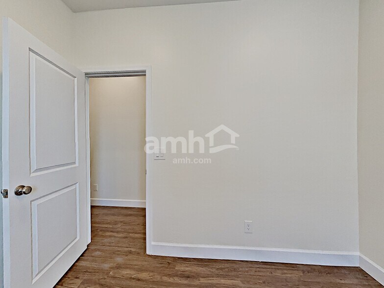 Building Photo - 12514 N 60th Ave