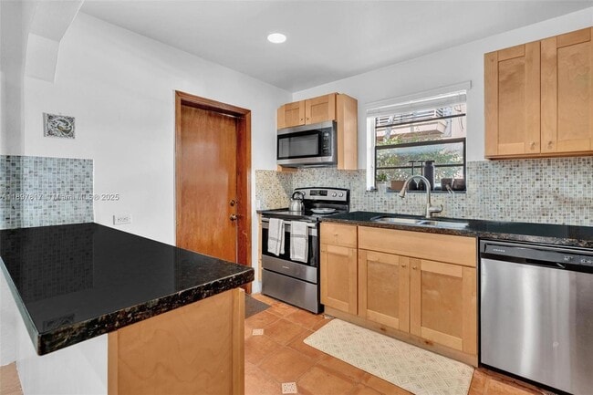Building Photo - 836 W 40th St